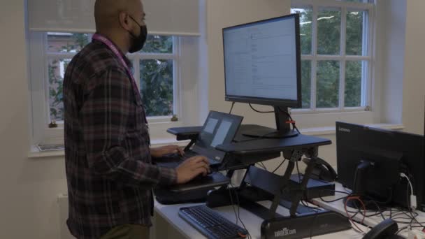 Adult Male Menggunakan Laptop Ergonomic Standing Desk Office Wearing Face — Stok Video