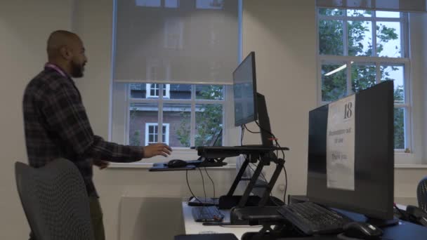 英国成年男子在关禁闭时走到办公室的办公桌前 侧视图 — 图库视频影像