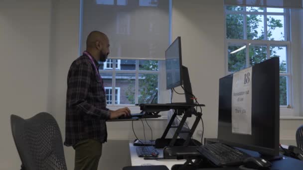 Volwassen Britse Aziatische Man Met Behulp Van Laptop Ergonomic Standing — Stockvideo