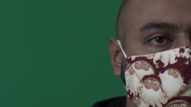 Kel İngiliz Asyalı Yetişkin Erkek, Noel Baba Yüzlü Maske Giyiyor. Kapat, Yeşil Ekran, Kilitli