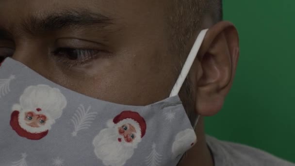 Vista Lateral Esquerda Macho Asiático Vestindo Máscara Facial Papai Noel — Vídeo de Stock