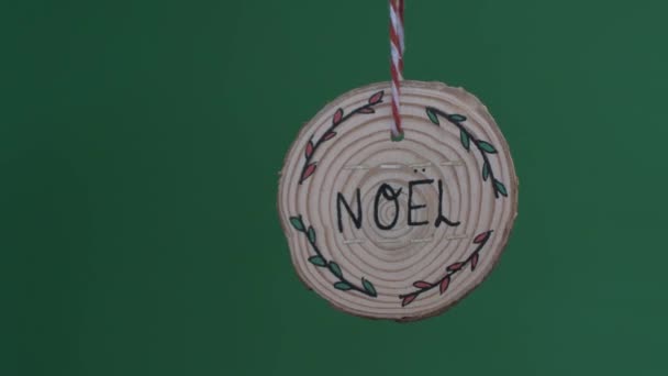 Деревянное Рождественское Украшение Надписью Ноэль Зеленый Экран Потерянный — стоковое видео