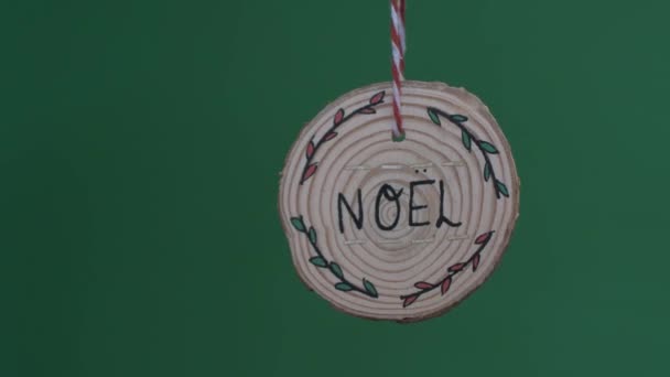 Decoración Navidad Madera Colgante Diciendo Noel Pantalla Verde Bloqueada — Vídeos de Stock