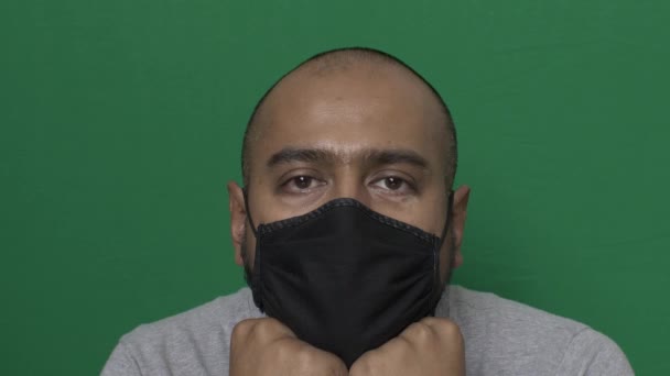 Masculino Adulto Que Usa Mascarilla Negra Con Las Manos Descansando — Vídeos de Stock