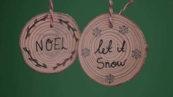 Висят Деревянные Рождественские Украшения Говорящие Ноэль Пусть Идёт Снег Зеленый — стоковое видео