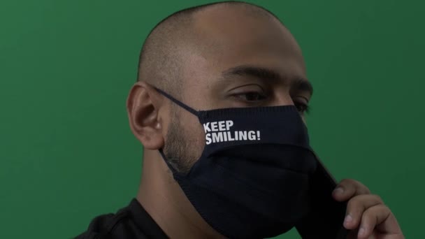 Yetişkin Erkek Giysisi Gülümseyen Yüz Maskesi Takıp Cep Telefonuyla Konuşmaya — Stok video