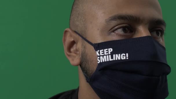 Yetişkin Erkek Takıntısı Gülümseyen Yüz Maskesini Kamera Dan Çıkarmaya Devam — Stok video