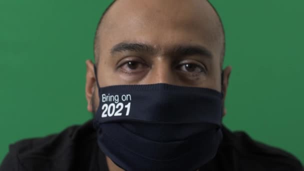 Dorosły Mężczyzna Ubrany Przynieść 2021 Maska Twarzy Patrząc Przed Kamerą — Wideo stockowe
