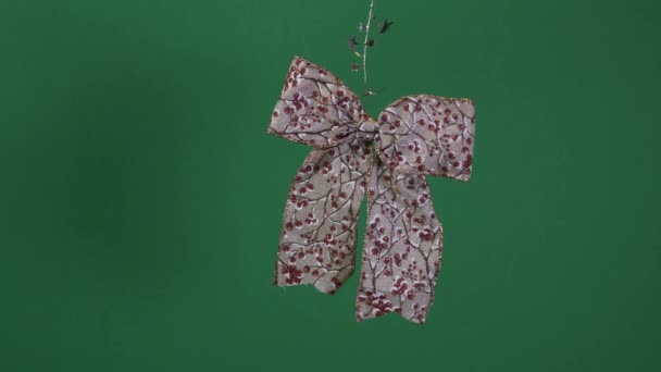 雪の桜のデザインのクリスマスの弓リボンは ティンセルをぶら下げて 緑の画面 ロックオフ — ストック動画