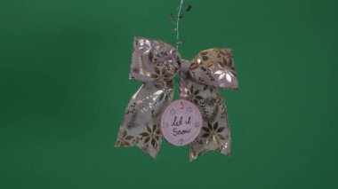 Altın Yaprak Tasarımlı Altın Fiyonk Tahta Kar Dekorasyonuna İzin Verin. Yeşil Ekran, Kilitli