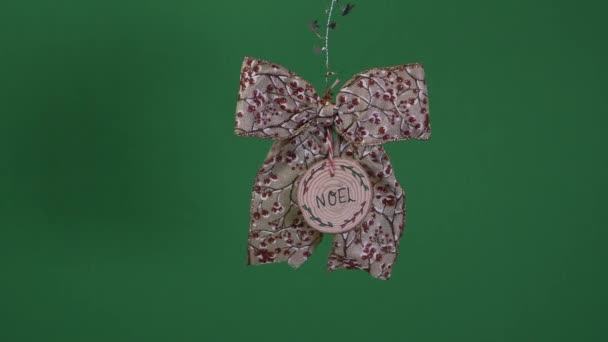 Opknoping Christmas Bow Ribbon Met Snow Cherry Design Met Houten — Stockvideo