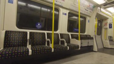 Londra metrosundaki metro hattında boş koltuklar durağa çekiliyor.