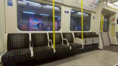 Londra metrosundaki metro hattında boş koltuklar duraktan çıkıyor.