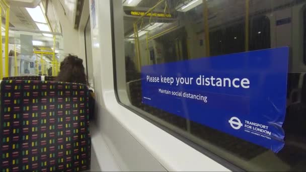 Håll Din Distans Skylt Tågfönster London Tunnelbana — Stockvideo
