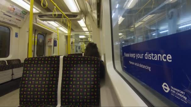 当火车离开车站时 把你的距离信号保持在车窗上 跟随射击 — 图库视频影像