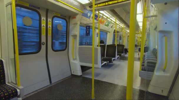 Lege Stoelen Rijdende Metropolitan Line Trein London Underground Trekken Naar — Stockvideo