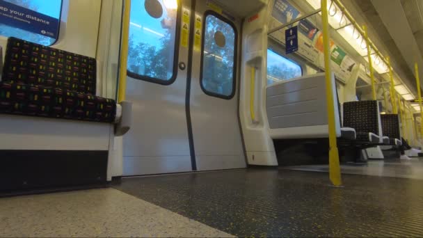 Fechamento Das Portas Metro Londres Vista Dentro Transporte Ângulo Baixo — Vídeo de Stock