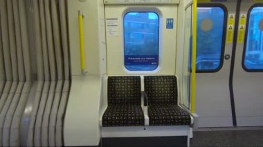 Londra metrosunun metro hattındaki boş koltuklar.