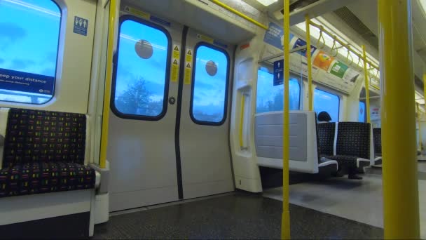 Estação Plataforma Aproximação Trem Tfl Abertura Portas Vista Dentro Transporte — Vídeo de Stock