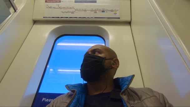 Volwassen Man Londen Underground Train Draagt Gezichtsmasker Lage Hoek — Stockvideo