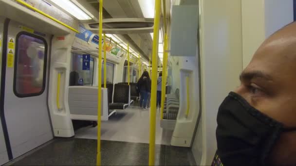 Dorosły Mężczyzna Londyńskim Metrze Maską Twarzy Dystansem Społecznym Widok Boku — Wideo stockowe