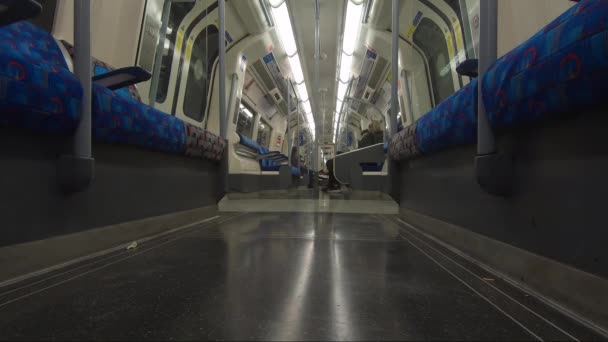 Wewnątrz Niski Kąt Widzenia Londynu Podziemne Jubilee Line Train Carriage — Wideo stockowe