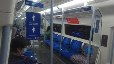 Gün boyunca Londra metrosundaki metro hattında boş koltuklar.