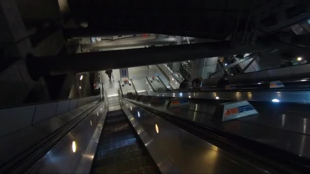 Pov Bajando Escaleras Mecánicas Estación Westminster Londres Seguir Shot — Vídeo de stock