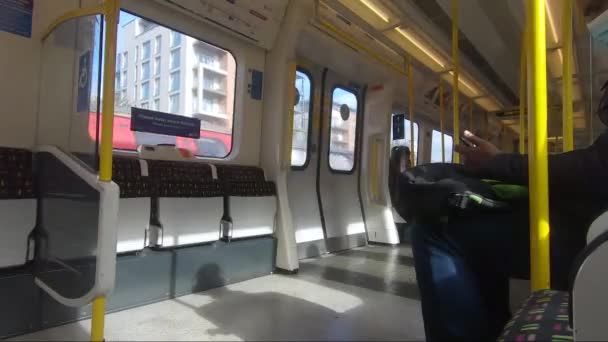 Pasajeros Sentados Socialmente Distantes Tren Subterráneo Londres — Vídeo de stock