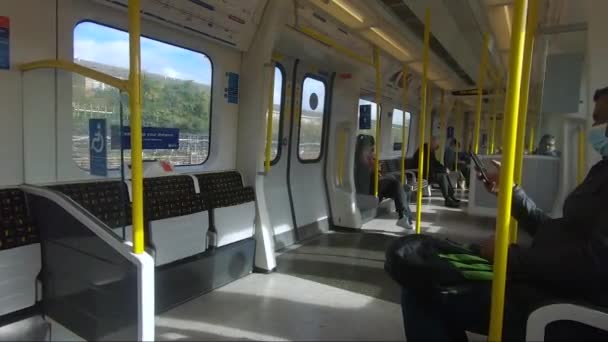Passagiers Zitten Sociaal Afstandelijk Het Verplaatsen Van Londen Underground Train — Stockvideo