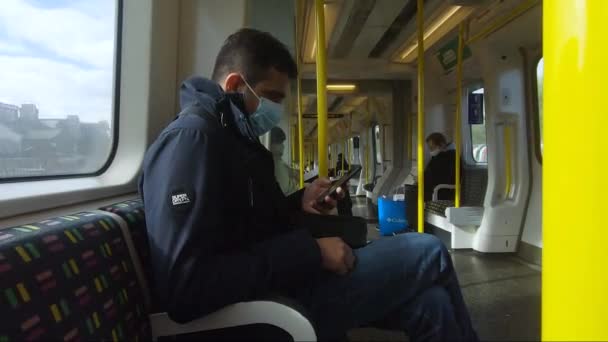 Passageiro Vestindo Máscara Facial Sentado Socialmente Distante Movimento Trem Subterrâneo — Vídeo de Stock