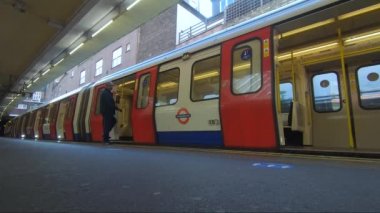 Londra 'daki Finchley Road İstasyonu' nda Met Line Tren Kapıları Kapanış ve Ayrılış Platformu. Düşük Açı, Kapalı