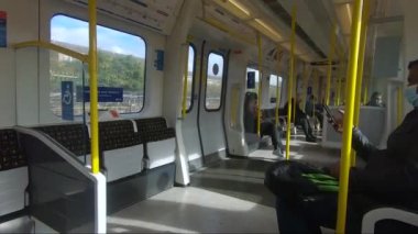 Londra Yeraltı Treninde Sosyal Uzakta Oturan Yolcular