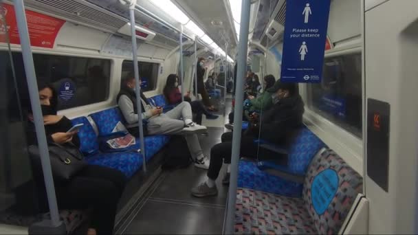 Passagiers Jubilee Line Trein Londen Ondergronds Dragen Van Gezichtsmaskers Sociale — Stockvideo