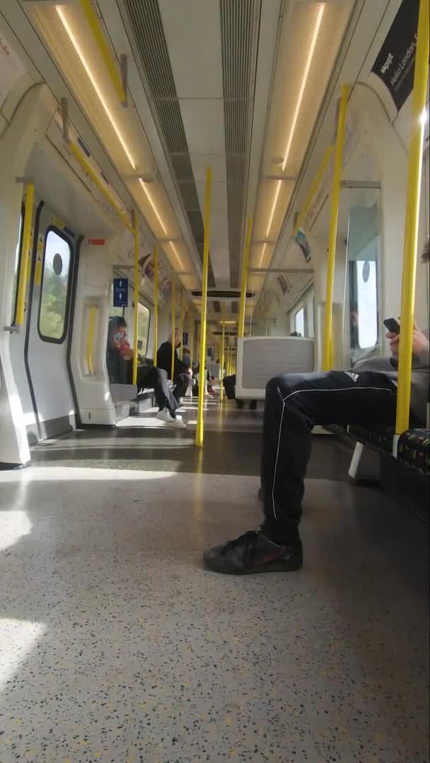 Társadalmi Távolságban Ülő Utasok Mozgó Metropolitan London Underground Vonaton Függőleges — Stock videók