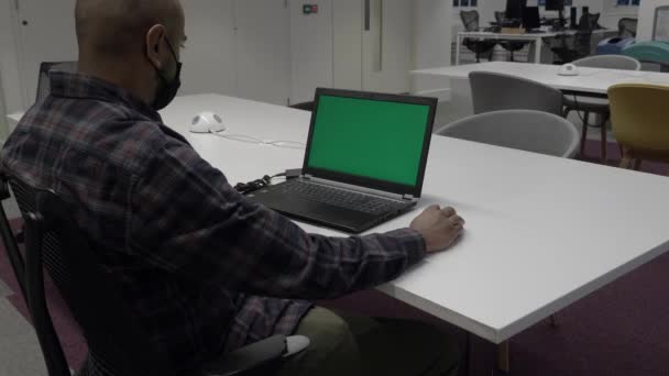 ノートパソコンで働くスマートカジュアル男性の肩越しの眺め 緑の画面のラップトップ ロックオフ — ストック動画