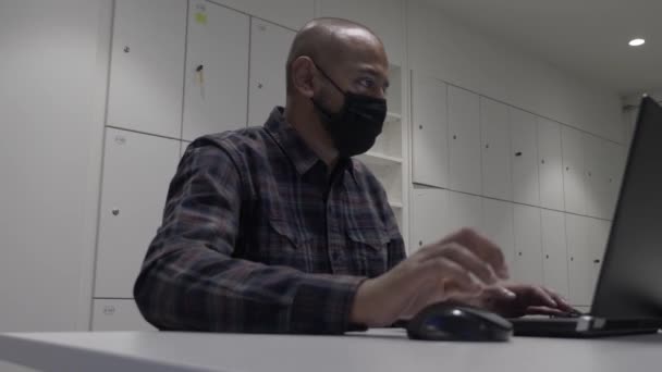 Vuxen Man Som Arbetar Office Bär Ansiktsmask Med Hjälp Laptop — Stockvideo