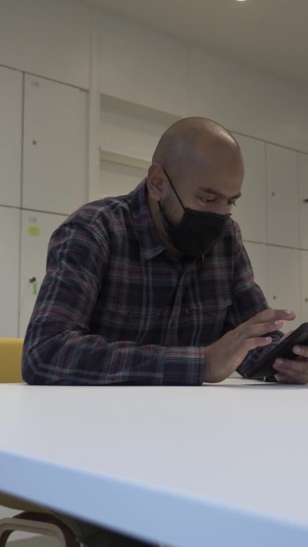 Homem Careca Vestindo Máscara Facial Usando Smartphone Sentado Grande Mesa — Vídeo de Stock