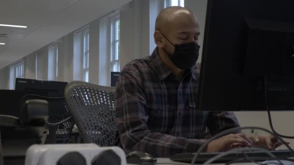 Maschera Facciale Uomo Adulto Casual Intelligente Che Utilizza Computer Ufficio — Video Stock