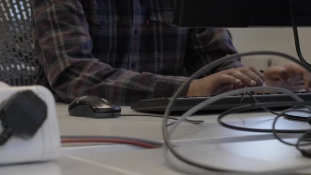 スマートカジュアル成人男性オフィスでキーボードを入力します 低角度 ロックオフ — ストック動画