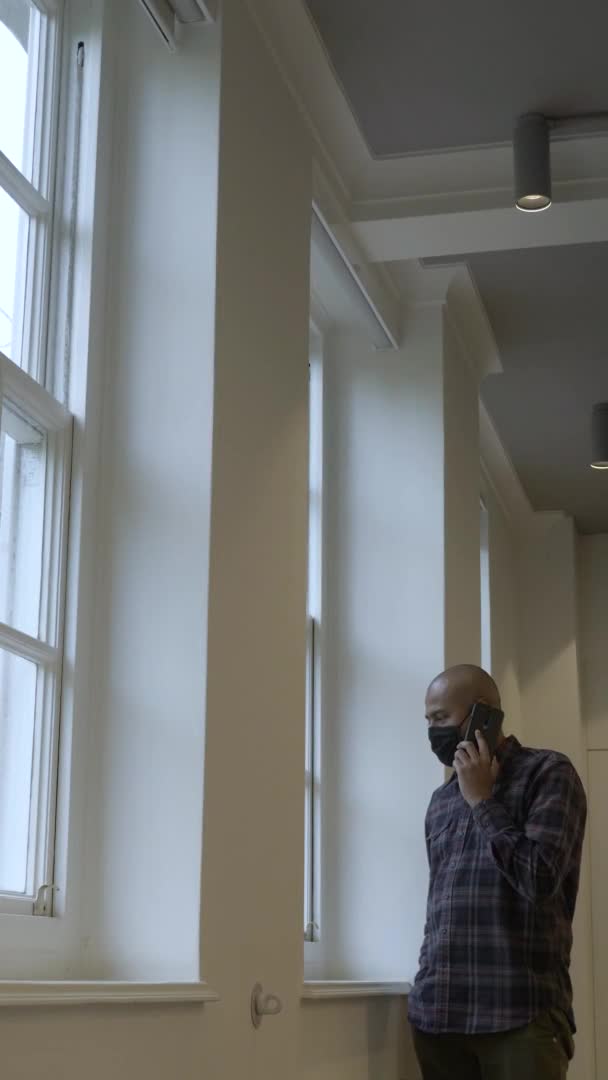 Smart Casual Homme Adulte Parlant Sur Mobile Regardant Par Fenêtre — Video