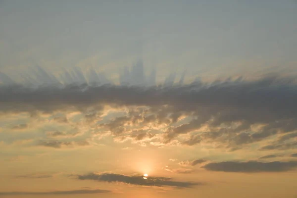 Amanecer Agosto Los Rayos Del Sol Través Las Nubes — Foto de Stock