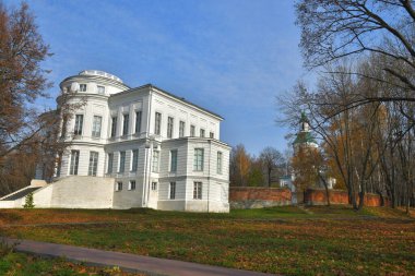 Bogoroditsk şehrinin Palace Park 'ında tarihi bir bina.