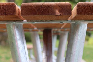 Ahşap masa açık hava pikniği yeşil çimenler sonbahar