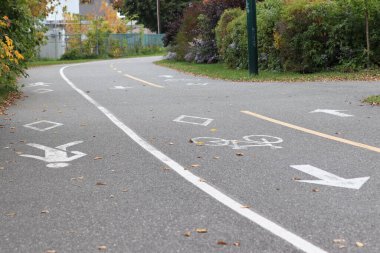 Döngü yolu asfalt yaya yolu göstergesi