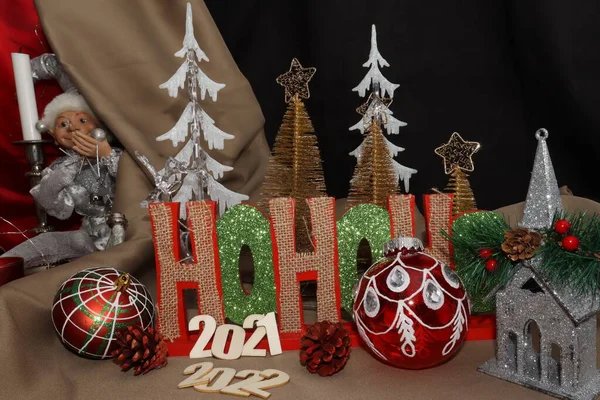 Weihnachtsdekoration Hohoho Grüner Baum Mit Schneeschwarzem Hintergrund — Stockfoto