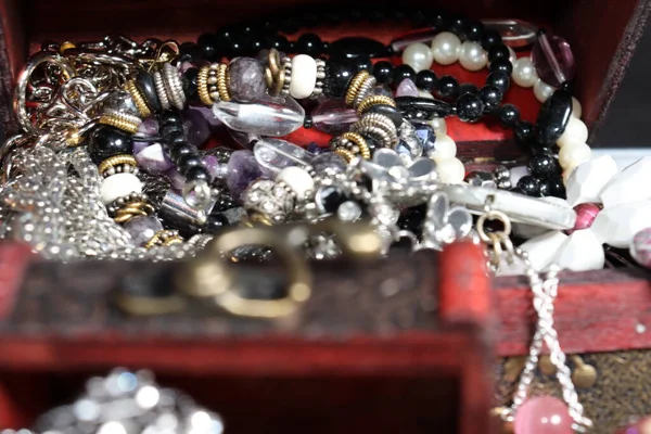 Несколько Драгоценностей Разных Сундуках Кольцами Ожерельями Браслетами Разных Размеров Цветов — стоковое фото