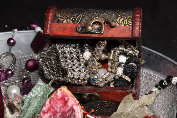 Несколько Драгоценностей Разных Сундуках Кольцами Ожерельями Браслетами Разных Размеров Цветов — стоковое фото