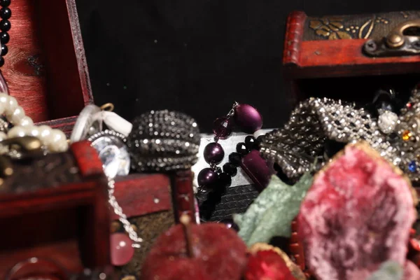 Πολλά Κοσμήματα Διαφορετικά Σεντούκια Δαχτυλίδια Κολιέ Βραχιόλια Διαφόρων Μεγεθών Και — Φωτογραφία Αρχείου