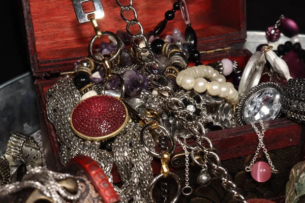 Mehrere Schmuckstücke Verschiedenen Truhen Mit Ringen Halsketten Armbändern Verschiedenen Größen — Stockfoto